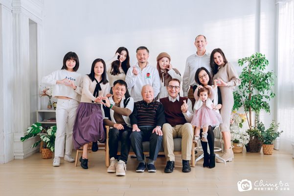 三代同堂大合照，阿公坐在中間
