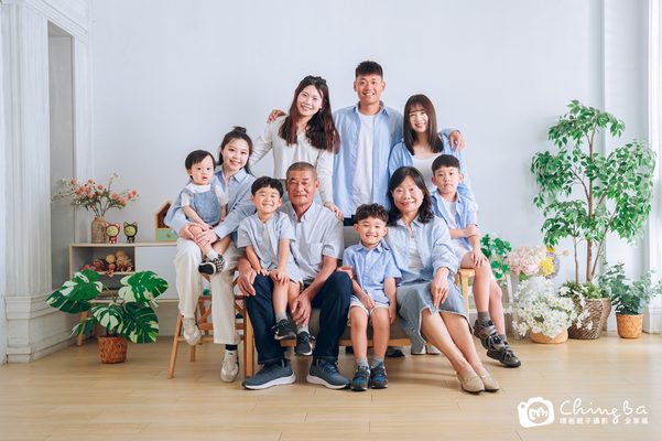 三代同堂，阿公阿嬤和孫子們