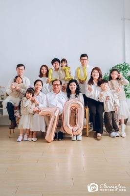 家族一起慶祝七十大壽