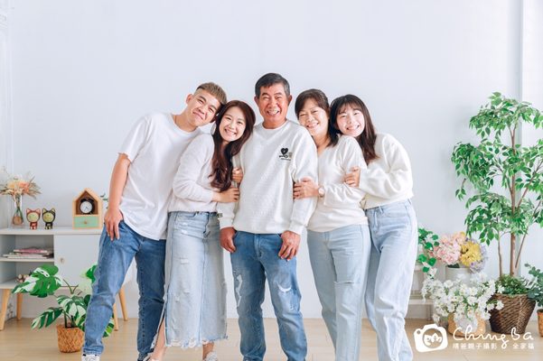 爸媽和已經長大的孩子們