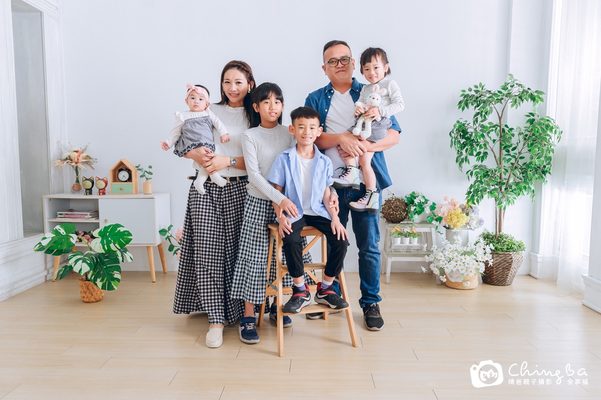 爸媽和四個孩子