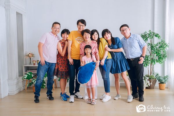 全家各穿各的顏色，小女孩抱著大玩偶