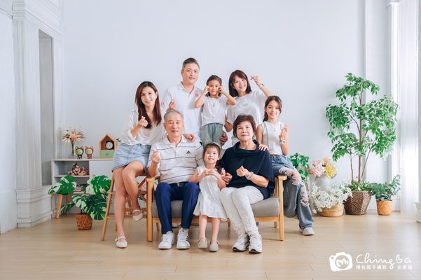 三代同堂比小愛心，孩子從國中到學步都有
