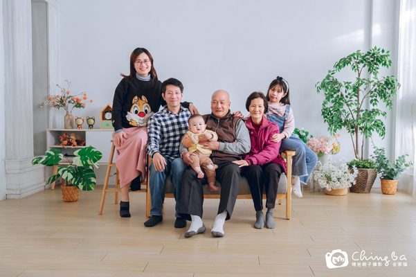 三代同堂，阿公抱著寶寶坐在中間