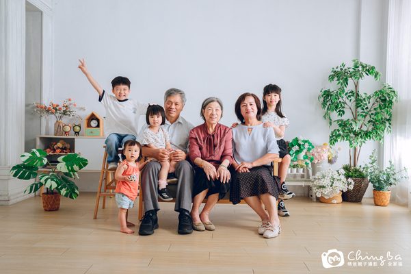 阿公阿嬤和四個孫子，男孩舉手比YA